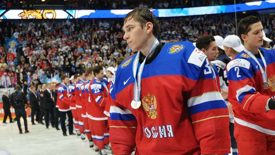 Александр Георгиев с серебряной медалью молодежного чемпионата мира по хоккею — 2016