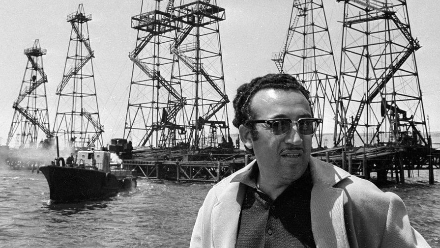 Таир Салахов во время прогулки по набережной Баку, 1970 год