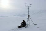 Процесс считывания данных с автономной метеостанции у подножия ледника Восточный Гренфьорд, Шпицберген. Подобные станции позволяют детальнее изучать микроклимат на водосборах таких водных объектов, как ледники (номинация «Люди в науке»)
