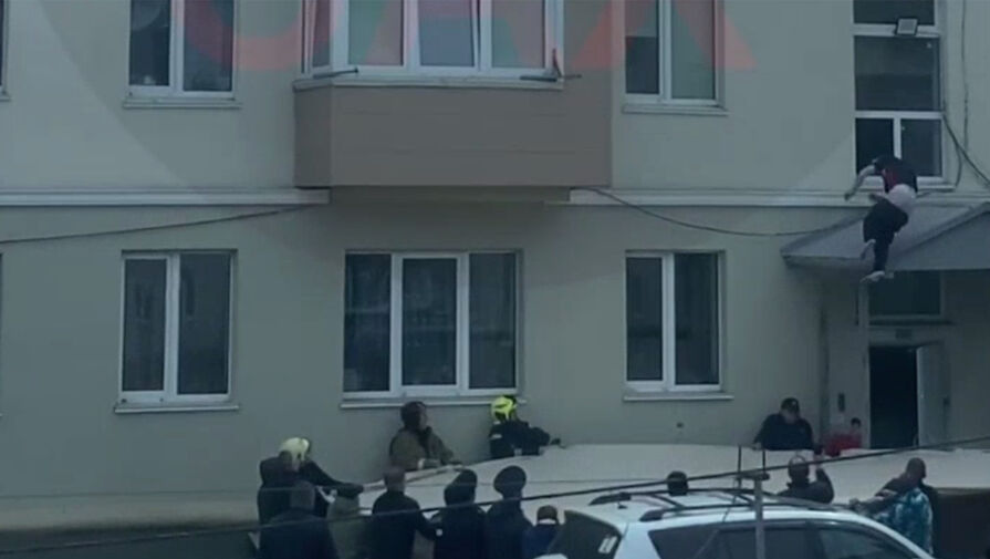 Россиянин сорвался с козырька четвертого этажа, его госпитализировали