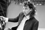 Боно и группа U2 выступают на стадионе Уэмбли в Лондоне на мероприятии Live Aid, организованном для сбора средств для борьбы с голодом в Эфиопии, 1985 год