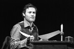 Актер Юрий Мефодьевич Соломин в роли Ивана Петровича в спектакле «Униженные и оскорбленные» в постановке Евгения Павловича Велихова по одноименному роману Федора Михайловича Достоевского в Государственном академическом Малом театре Союза ССР, 1976 год 