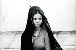Итальянская актриса Клаудия Кардинале в роли молодой еврейки в фильме «В год Божий», 1968 год