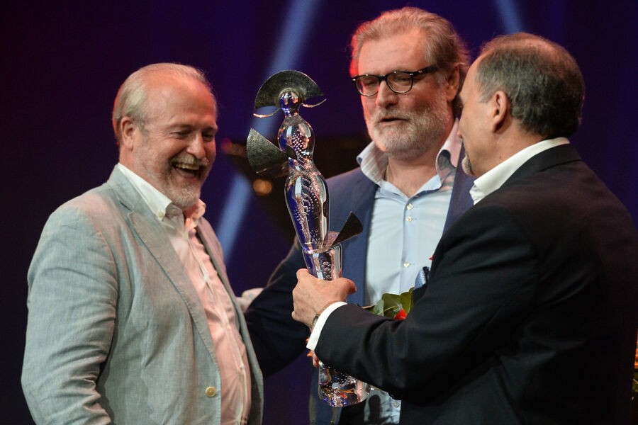 Режиссер Владимир Хотиненко (слева) и актер Владимир Симонов, получивший награду в&nbsp;номинации &laquo;Лучшая мужская роль&raquo; (Минетти &laquo;Минетти&raquo;), на&nbsp;XXV церемонии награждения лауреатов театральной премии &laquo;Хрустальная Турандот&raquo; в&nbsp;театре имени Вахтангова, 2016&nbsp;год