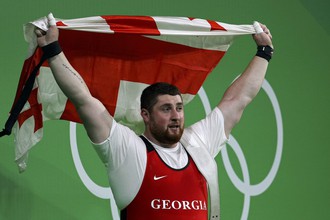 Грузинский спортсмен Лаша Талахадзе завоевал золотую медаль в олимпийских соревнованиях по тяжелой атлетике в весе свыше 105 кг с мировым рекордом. В сумме рывка и толчка он набрал 473 кг