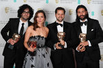 Бабак Анвари, Эмили Лео, Оливер Роскилл и Лукан Тох с премией BAFTA за выдающийся дебют британского сценариста, режиссера или продюсера с фильмом «В тени», 12 февраля 2017 года