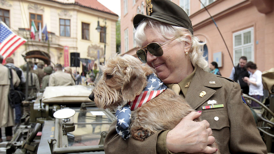 Участники пробега Convoy of Liberty в&nbsp;центре Праги около&nbsp;американского посольства, 24&nbsp;апреля 2015&nbsp;года