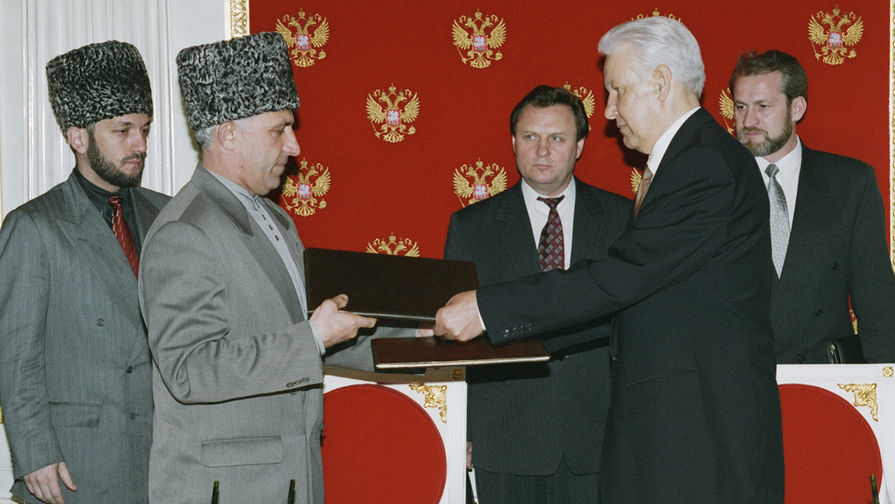 Президент России Борис Ельцин и глава Чечни Аслан Масхадов после подписания в Кремле Договора о мире и принципах взаимоотношений между Российской Федерацией и Чеченской Республикой Ичкерией, 12 мая 1997 года 