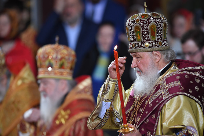 Патриарх Московский и всея Руси Кирилл во время встречи в храме Христа Спасителя ковчега с мощами святителя Николая Чудотворца, доставленного спецбортом из итальянского города Бари