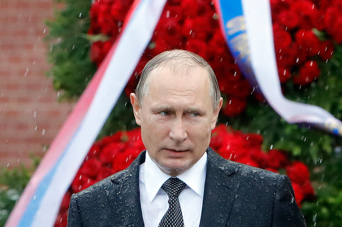 Президент России Владимир Путин во время церемонии возложения венков к Могиле Неизвестного Солдата у стен Кремля в День памяти и скорби, 22 июня 2017 года