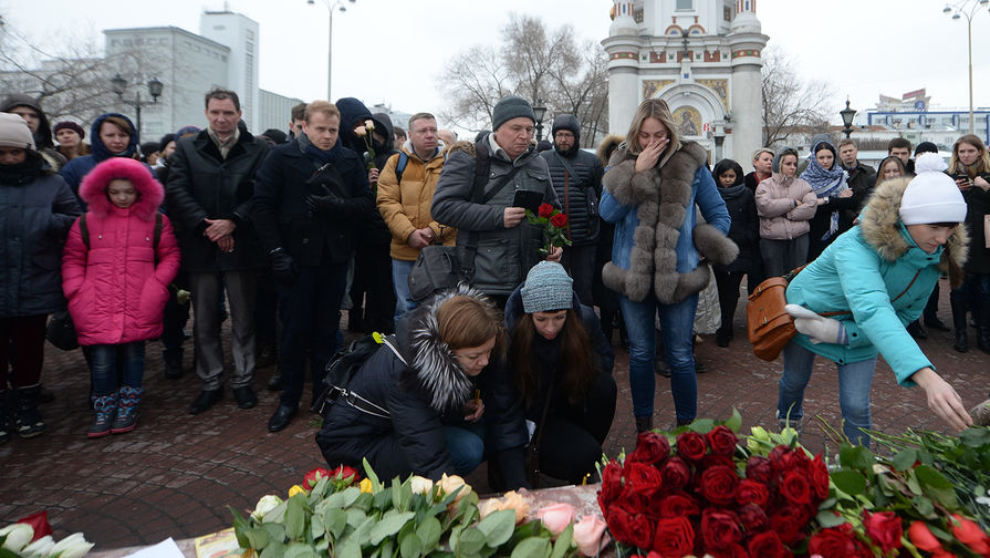 Траурный митинг на площади Труда в Екатеринбурге в память о погибших при пожаре в ТЦ «Зимняя вишня» в Кемерово, 27 марта 2018 года