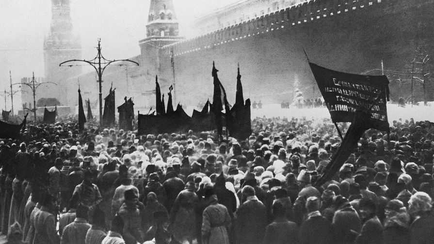 Траурная процессия на Красной площади в Москве во время похорон В.И.Ленина, 27 января 1924 года. 