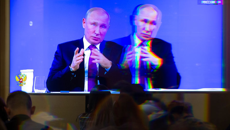 Во время трансляции ежегодной специальной программы «Прямая линия с Владимиром Путиным» в Гостином дворе, 20 июня 2019 года