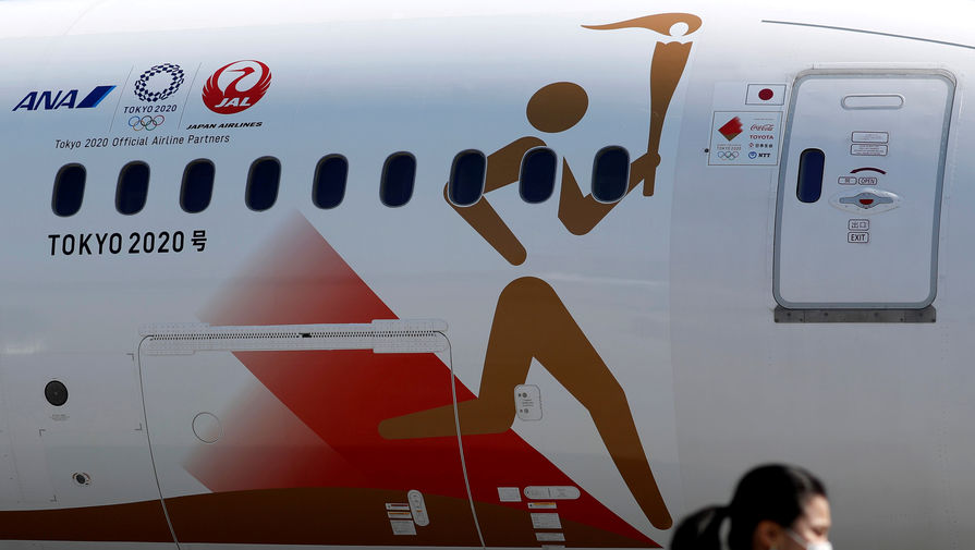 Самолет с символикой Олимпийских игр — 2020 в Токио, который доставил в Японию олимпийский огонь