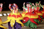 Вьетнамские дети в костюмах черепах от японского дизайнера Кансая Ямамото участвуют, 1995 год