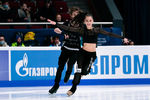 Елизавета Шанаева и Дэвид Нарижный выступают с ритм-танцем на чемпионате России — 2022