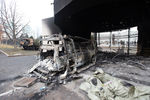 Сгоревший автомобиль у резиденции президента Республики Казахстан в Алма-Ате, 10 января 2022 года