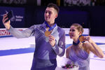 Анастасия Мишина и Александр Галлямов (Россия) после церемонии награждения в соревнованиях пар на чемпионате Европы по фигурному катанию в Таллине
