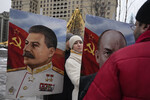 Сторонники КПРФ с портретами советских лидеров Иосифа Сталина и Владимира Ленина на Манежной площади в день 144-летия со дня рождения Иосифа Сталина, Москва, 21 декабря 2023 года