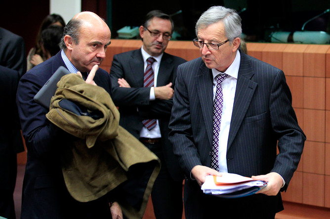 Глава Еврогруппы Жан-Клод Юнкер (справа) во время заседания в Брюсселе