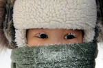 10 февраля. Мальчик на улице Якутска в тридцатиградусный мороз.