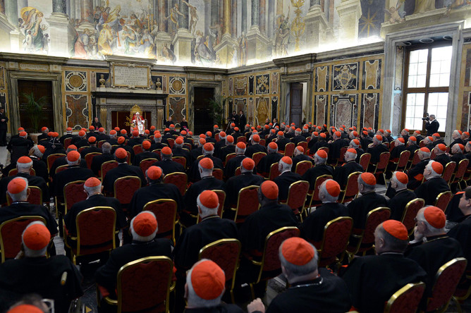 Бенедикт XVI передает власть новому поколению лидеров католицизма, рассчитывая, видимо, что им по плечу обновить Римскую церковь