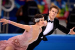 Елена Ильиных и Никита Кацалапов (Россия) выступают в короткой программе танцев на льду, XXII зимние Олимпийские игры в Сочи.