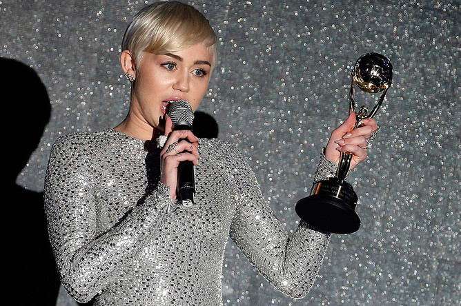 Майли Сайрус выступает с речью после получения награды World Music Awards в Монте-Карло