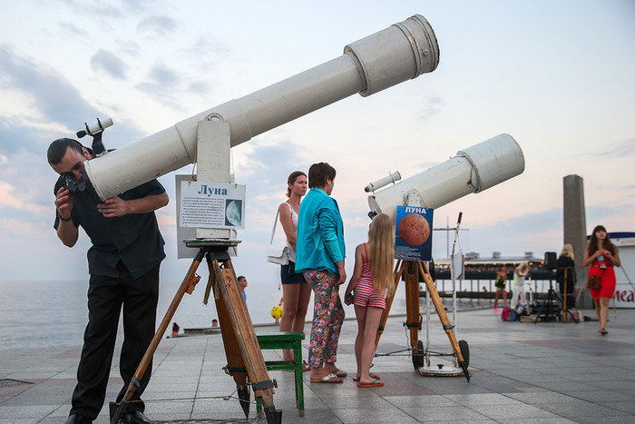 Телескопы на пляже Черного моря в Ялте