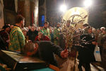 Верующие во время богослужения в праздник Входа Господня в Иерусалим в Троицко-Успенском кафедральном соборе в Кинешме