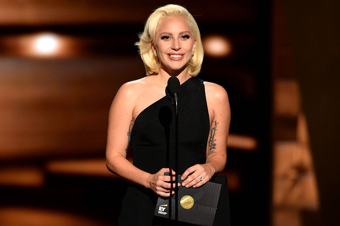 Леди Гага на церемонии Emmy Awards 2015