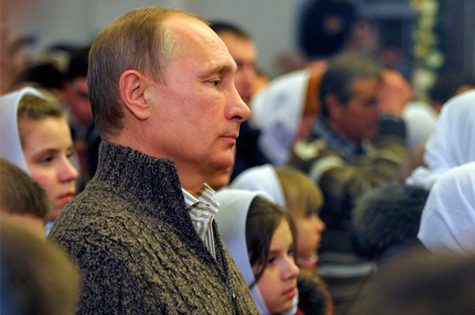 Президент России Владимир Путин принимает участие в рождественском богослужении в храме Покрова Пресвятой Богородицы в селе Тургиново Тверской области