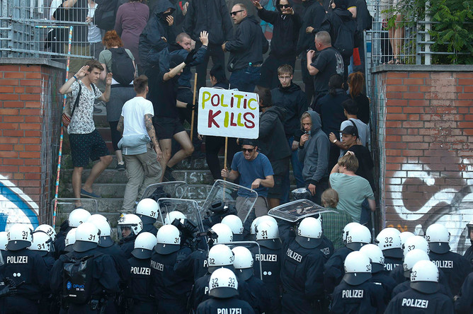 Столкновения полиции и протестующих во время демонстрации накануне саммита G20 в Гамбурге, 6 июля 2017 года