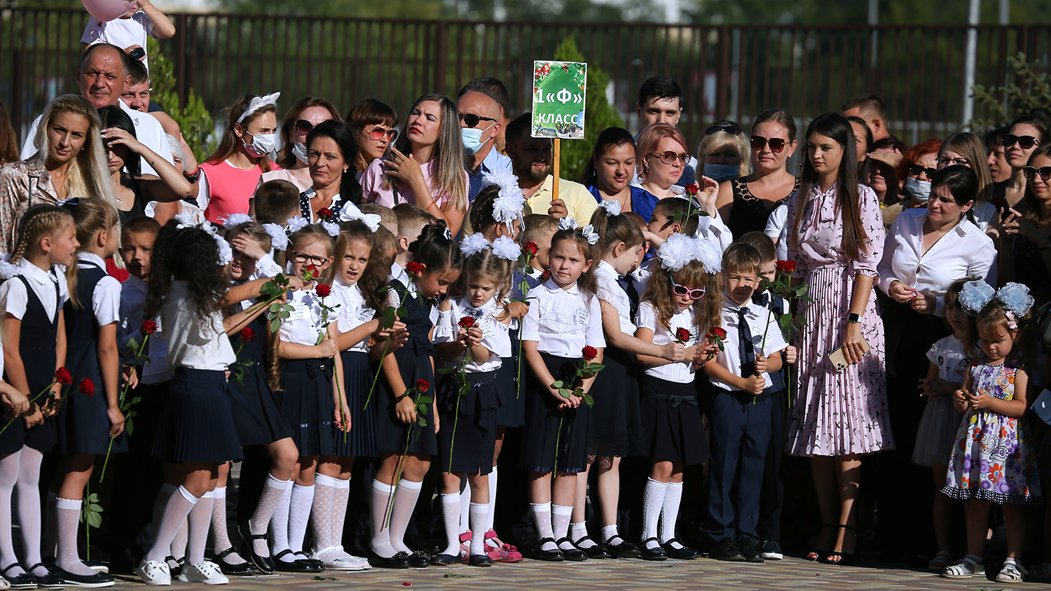 Первоклассники во время линейки в школе №71 в Краснодаре, 1 сентября 2020 года