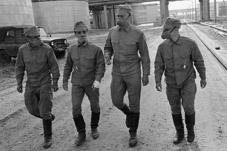 Члены подразделения, занимающегося дезактивацией территории Чернобыльской атомной электростанции, направляются на объект, апрель 1986 года