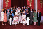 Семейный портрет с другими членами королевской семьи в Тронном зале Букингемского дворца в день свадьбы, 29 июля 1981 года.