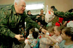 Виктор Казанцев вручает подарки воспитанникам детского дома № 2 в Ростове-на-Дону, 1998 год