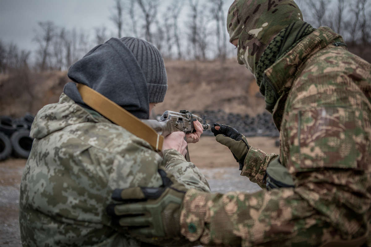 Тактические и стрелковые учения добровольческих отрядов в Днепре, Украина, март 2022 года