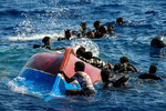 Мигранты в районе итальянского острова Лампедуза в Средиземном море, 11 августа 2022 года