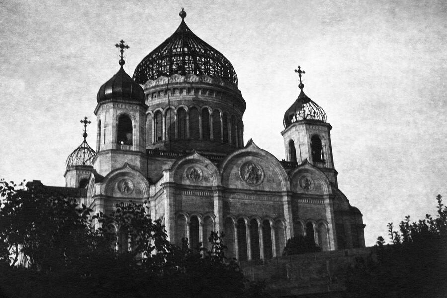 Кафедральный соборный храм
Рождества Христова после начала его разбора для&nbsp;расчистки площади под&nbsp;строительство бассейна &laquo;Москва&raquo;, СССР, лето-осень 1931&nbsp;года