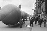 Установка аэростата воздушного заграждения на Невском проспекте в Ленинграде в дни блокады