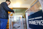 Местный житель во время предварительного общественного голосования на избирательном участке №34