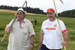 Александр Лукашенко и актер Жерар Депардье косят траву на территории официальной резиденции президента Белоруссии «Озерный», 2015 год