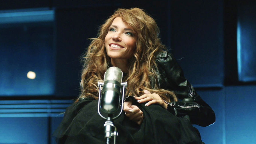 Певица Юлия Самойлова в кадре из музыкального клипа на песню Игоря Матвиенко «Жить», октябрь 2016 года