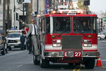 Дуэйн «Скала» Джонсон с автомобилем пожарного департамента Лос-Анджелеса на премьере фильма «Разлом Сан-Андреас», 2015 год