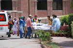 Ситуация у госпиталя в Пакистане, куда доставляют пострадавших после взрыва бензовоза