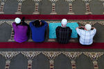 Мусульмане в мечети Джума Хан Джами в Евпатории во время празднования Ураза-байрам