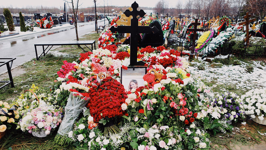 Могила певицы Юлии Началовой на Троекуровском кладбище в Москве, 2019 год 