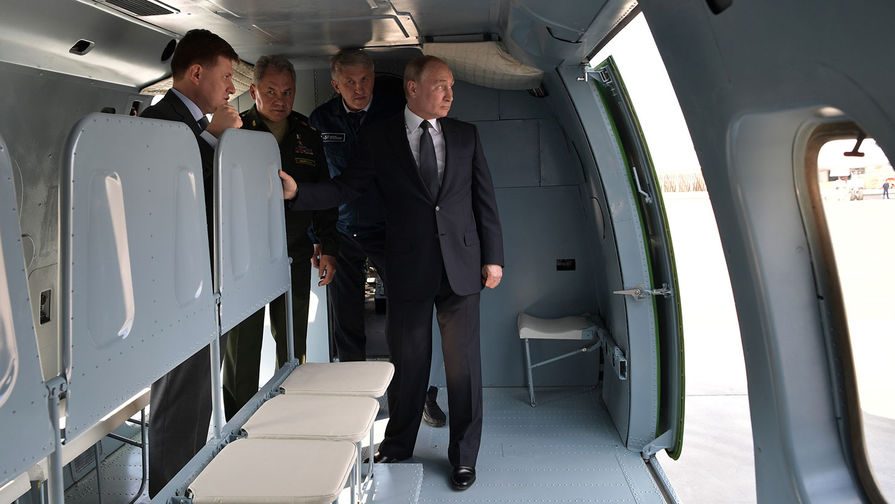 Владимир Путин на площадке осмотра авиационной техники во время посещения Казанского авиационного завода имени С. П. Горбунова, 13 мая 2019 года