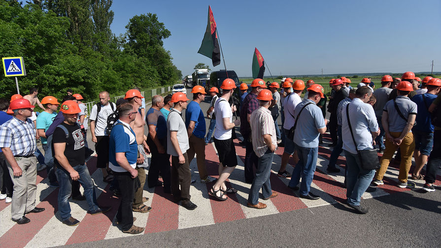 Участники акции протеста шахтеров во Львове, которые выступают против задержек выплаты зарплат